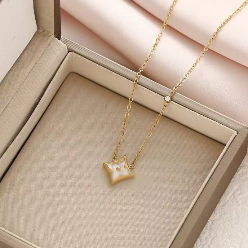 New Shake Sound Explosion Lucky Four Leaf Grass Necklace Earrings Female Small People Advanced Personalized Design Titanium Steel Jewelry