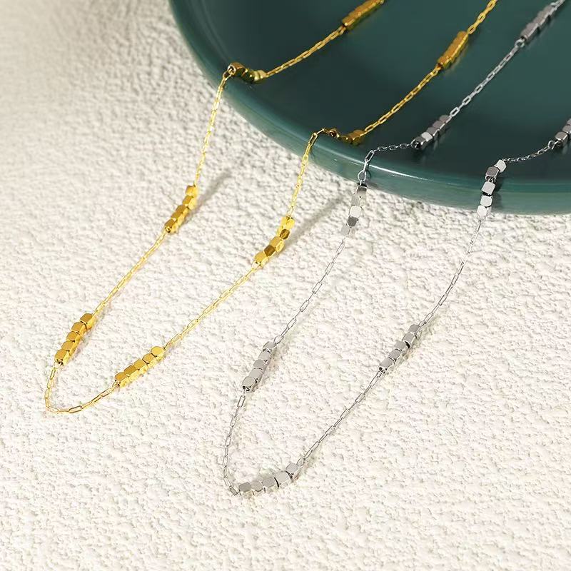 Explosive small square broken silver collarbone necklace for women, made of titanium steel that does not fade, with a light luxury and niche design