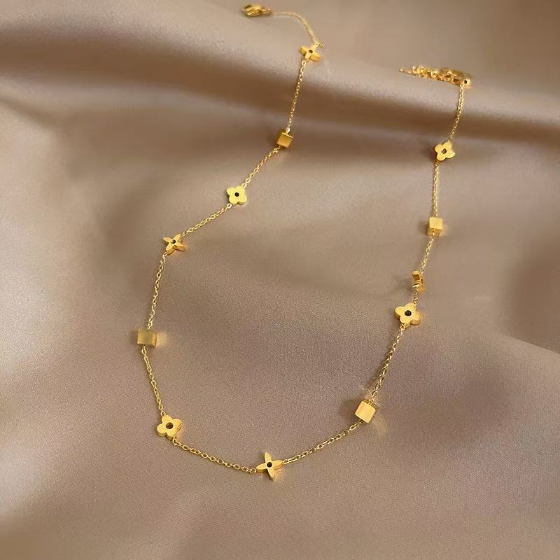 Four-leaf clover titanium steel necklace for women, light luxury niche high-end four-pointed star collar chain, 2025 new popular necklace